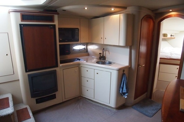 Photo of the 2002 Cruisers Yachts 3572