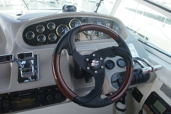 Photo of the 2002 Cruisers Yachts 3572