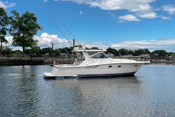 2004 Tiara 3800 Open starboard beam