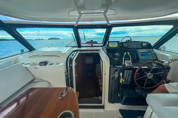 2004 Tiara 3800 Open companionway