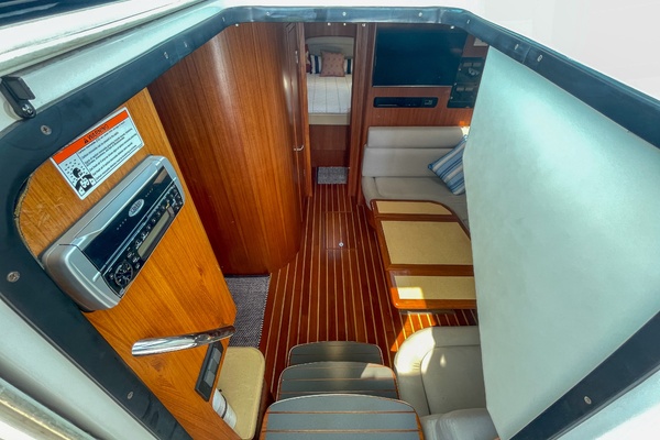 2004 Tiara 3800 Open companionway to interior