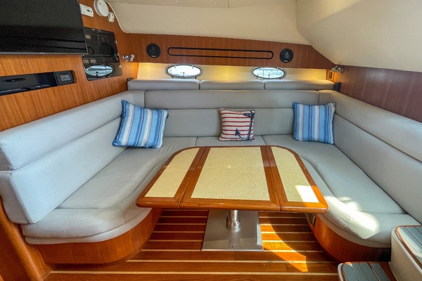2004 Tiara 3800 Open U-shaped salon seating