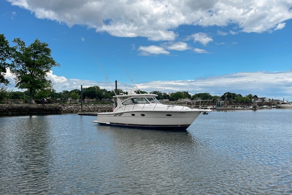 2004 Tiara 3800 Open starboard mid quarter