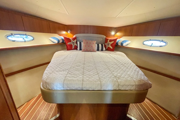 2004 Tiara 3800 Open owner's cabin