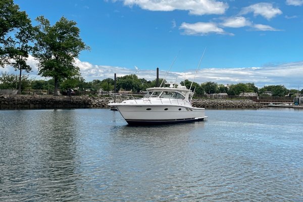 2004 Tiara 3800 Open port forward quarter