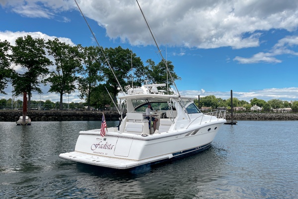 2004 Tiara 3800 Open starboard hind quarter