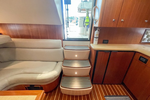 2004 Tiara 3800 Open salon companionway