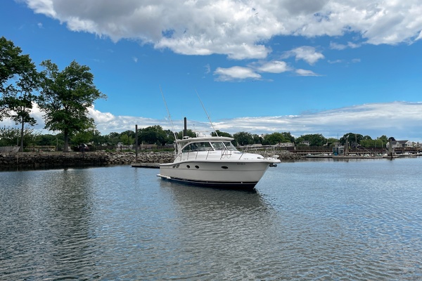 2004 Tiara 3800 Open starboard forward quarter