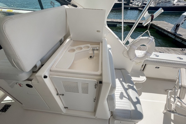 2004 Tiara 3800 Open aft deck sink