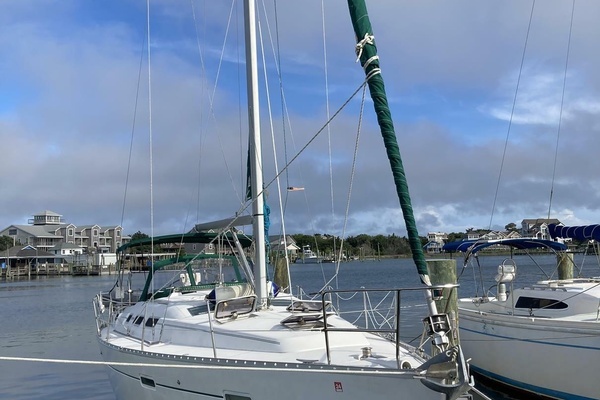 Photo of the 2004 Beneteau 373 "Excalibur"