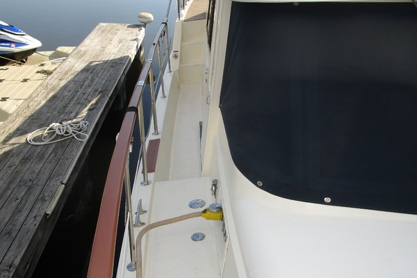 RoBoat 42ft Hatteras Yacht For Sale