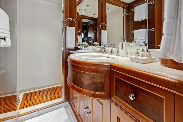 2008 Benetti 121