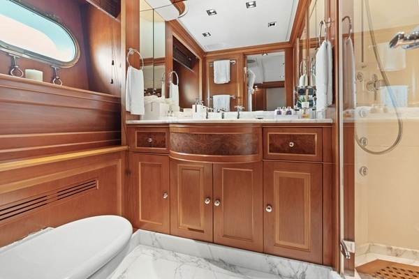 2008 Benetti 121