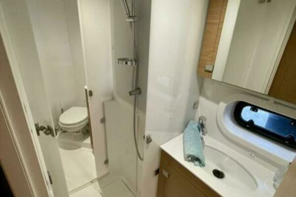 Bali 4.2 Stbd Heads & Shower