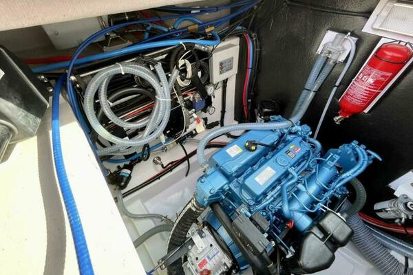 Bali 4.2 Engine Room