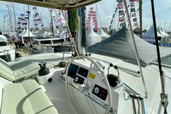 Bali 4.2 Flybridge Helm 2