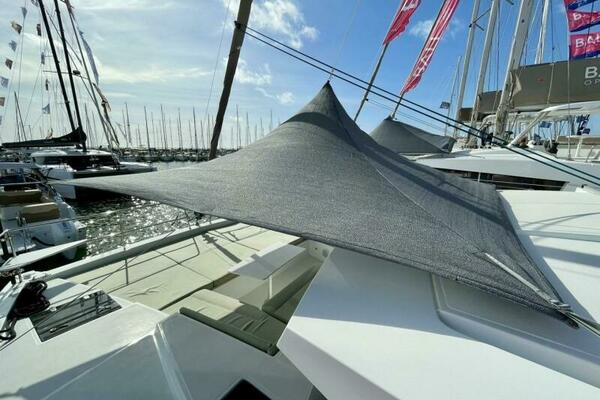 Bali 4.2 Foredeck Lounge 3