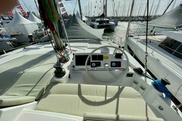 Bali 4.2 Flybridge Helm