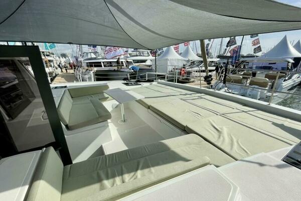 Bali 4.2 Foredeck Lounge 1
