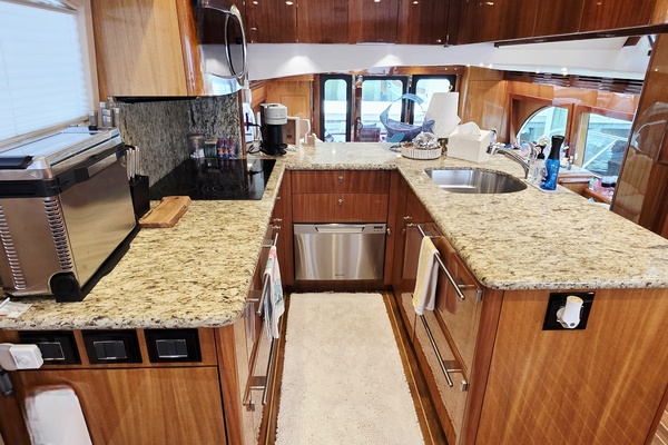 63ft Hatteras Yacht For Sale