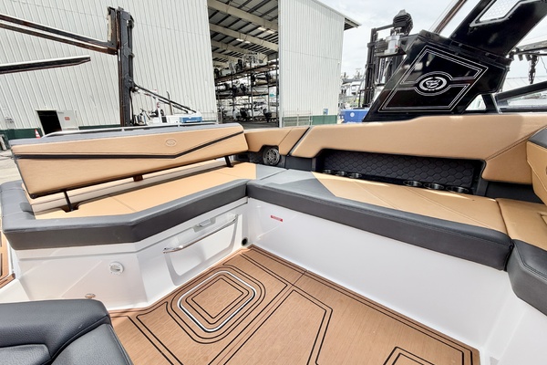 28ft Cobalt Yacht For Sale