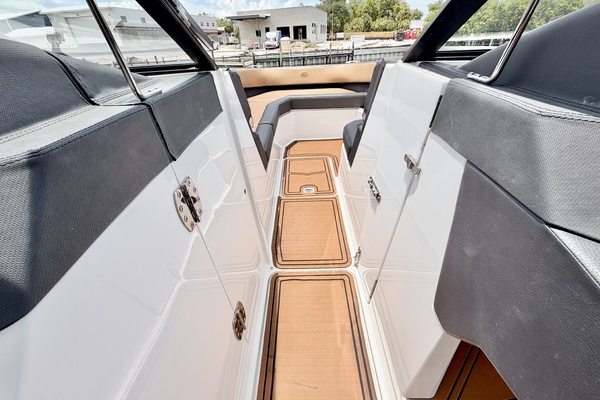 28ft Cobalt Yacht For Sale