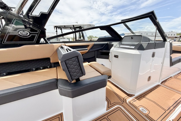 28ft Cobalt Yacht For Sale