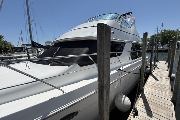 Photo of the 1999 Carver 450 Voyager "Regina Rae"