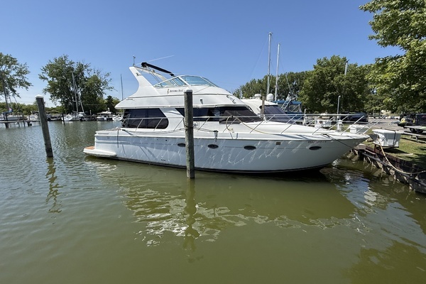 Photo of the 1999 Carver 450 Voyager "Regina Rae"