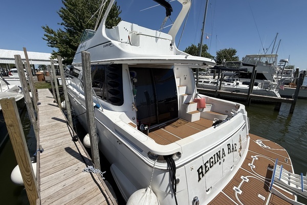 Photo of the 1999 Carver 450 Voyager "Regina Rae"