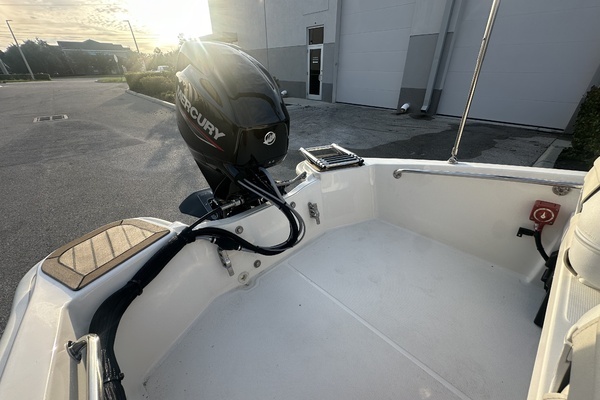 2025 Boston Whaler 13