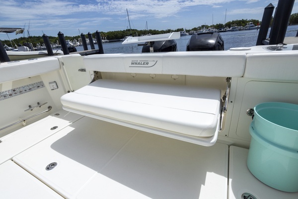 2014 Boston Whaler 31