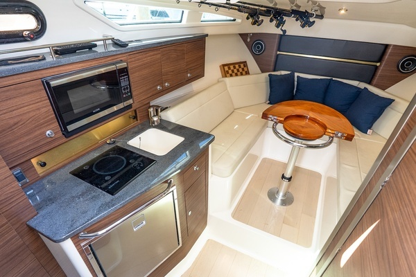 2020 Boston Whaler 32