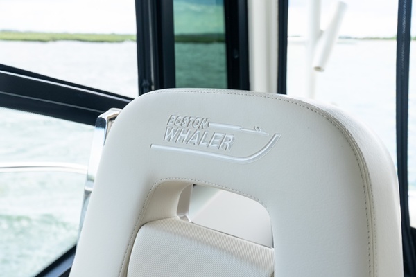 2020 Boston Whaler 32