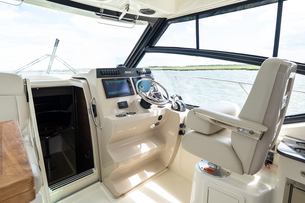 32ft Boston Whaler Yacht For Sale