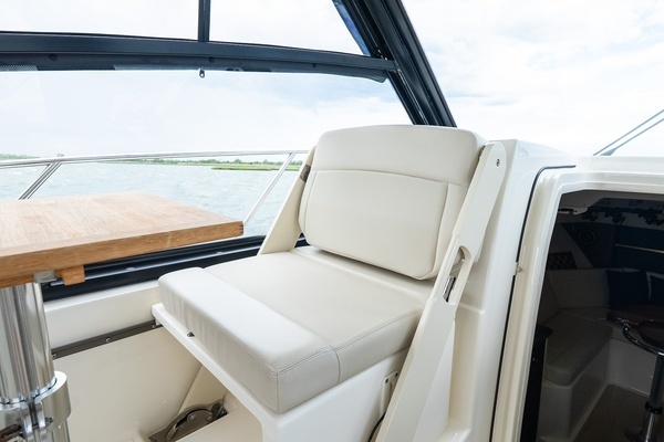 2020 Boston Whaler 32