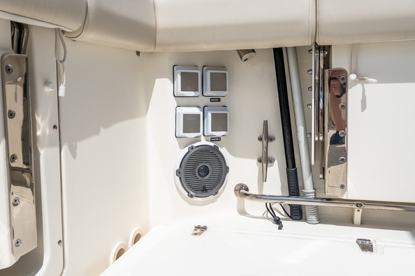 2020 Boston Whaler 32