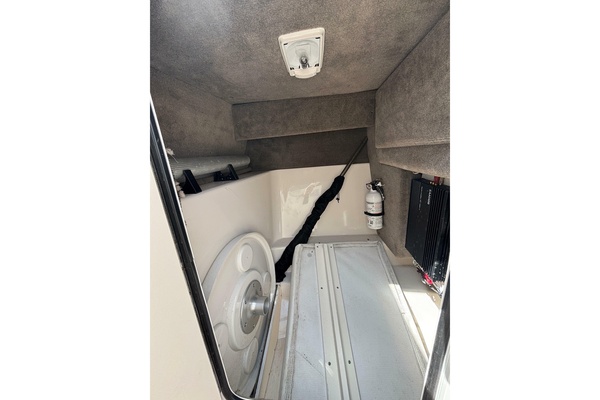 JUST ADD WATER 27ft Sea Ray Yacht For Sale