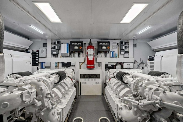 ALVEARE 78ft Ferretti Yachts Yacht For Sale