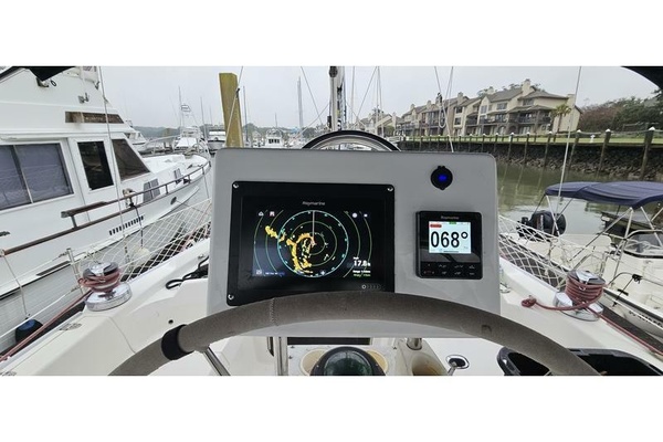 Center cockpit helm