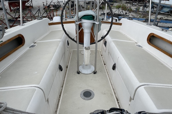 HONEY BEAR 32ft Pearson Yacht For Sale