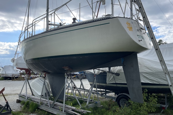 HONEY BEAR 32ft Pearson Yacht For Sale