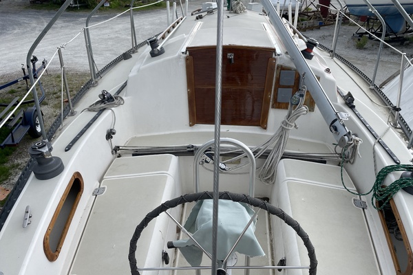 HONEY BEAR 32ft Pearson Yacht For Sale