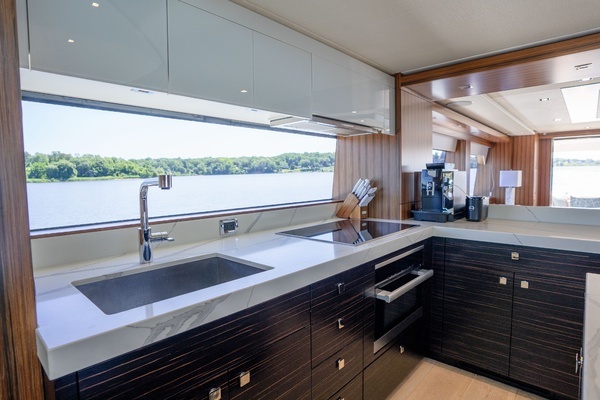 2021 Hatteras 75