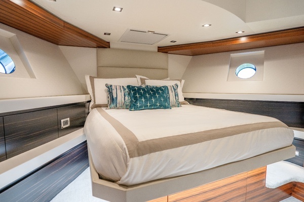 2021 Hatteras 75