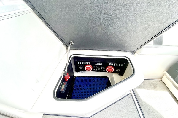 Crystal Clear 29ft Regal Yacht For Sale
