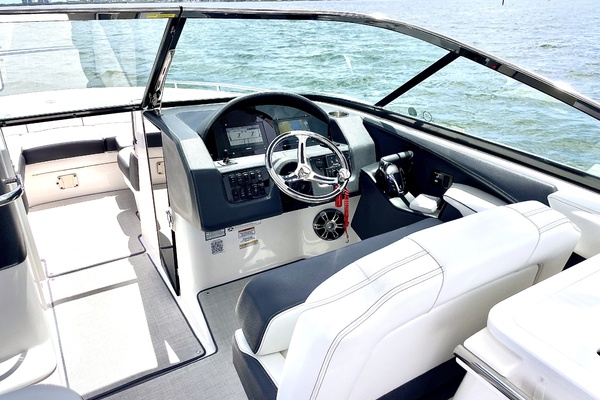 Crystal Clear 29ft Regal Yacht For Sale