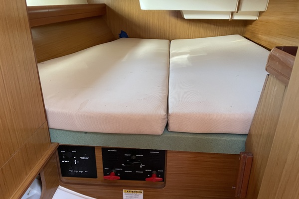 MOONSHINE 39ft Jeanneau Yacht For Sale