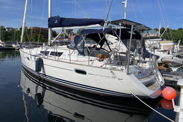 MOONSHINE 39ft Jeanneau Yacht For Sale
