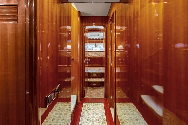 2005 Horizon 82